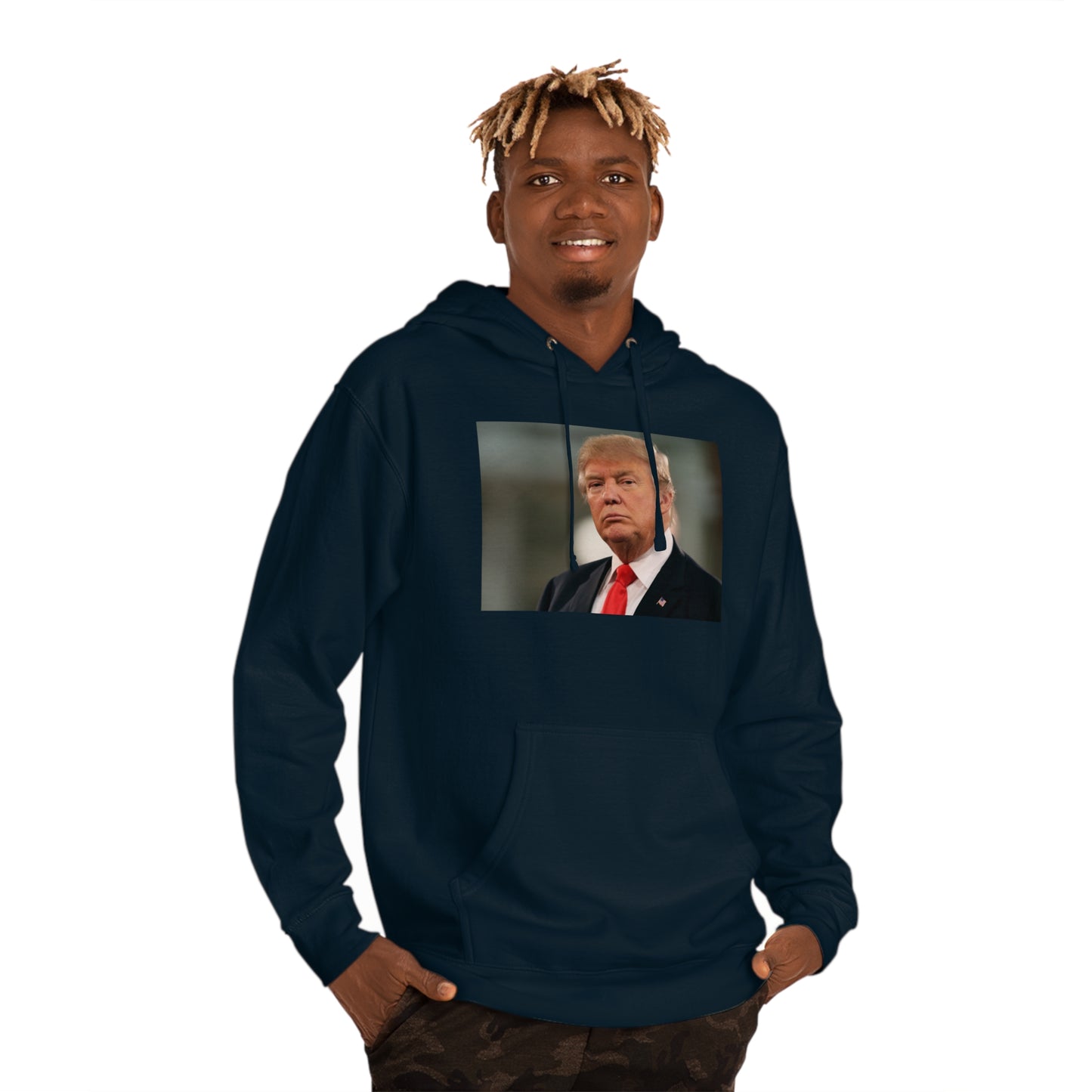 Trump Portrait 2024 weiches und langlebiges Unisex-Kapuzen-Sweatshirt. Wählen Sie Farbe und Größe