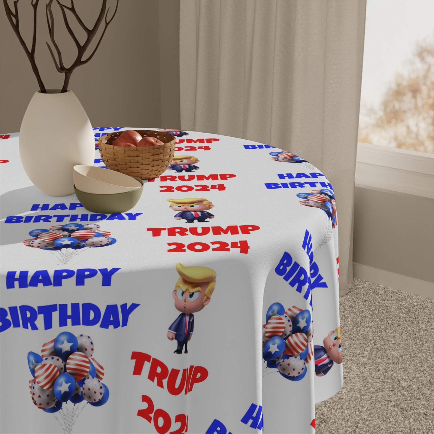 Weiße Stofftischdecke „Happy Birthday Trump 2024“.