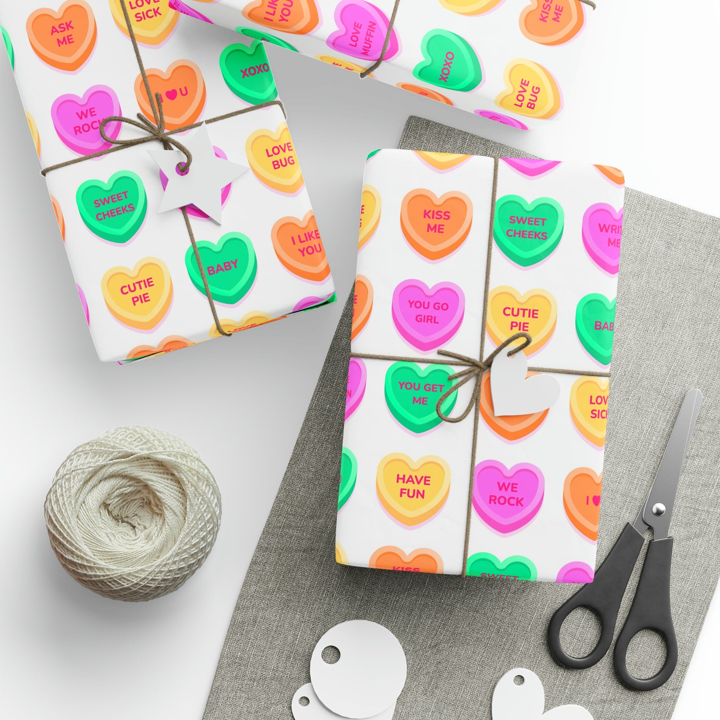 Conversation Hearts Buntes Geschenkpapier zum Valentinstag