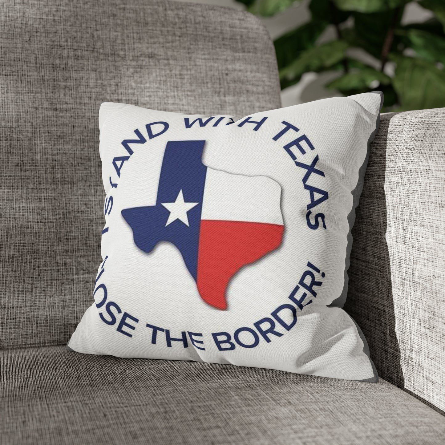 Ich stehe mit dem zweiseitigen Kissenbezug „Texas Close the Border“ zur Seite
